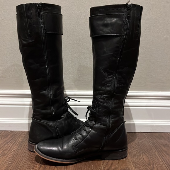 TOWN SHOES Tall Black Leather Riding Boots gold accent buckle
size 8 EUC - Picture 7 of 14